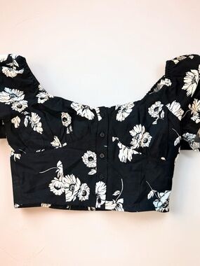 Black Floral Button-Front Crop Top

New medium